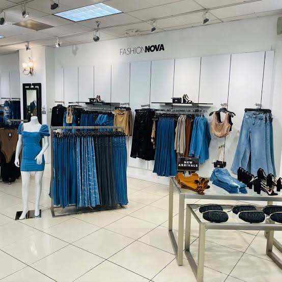 Modelo con abrigo de la colección Nova Store