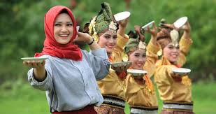 Contoh penerapan majas menggunakan bahasa tidak resmi adalah suaranya pas nyanyi itu lho, nggak jauh beda sama petir atau dengan bahasa lainnya. Tari Piring Sejarah Asal Properti Pola Lantai Gerakan Busana Fungsi