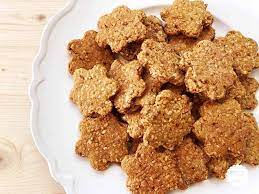 Se amate i biscotti croccanti e leggeri da sgranocchiare senza troppi sensi di colpa, allora provate subito questa ricetta. Biscotti Vegani Con Fiocchi D Avena Ricette Al Volo