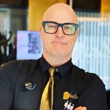 Idag firar vi The man, Karl Nilsson Lejtzen. 🥳 Med lång efrarenhet inom  handel flyttade Kalle från Skåne inte för jobbet utan för kärleken. Våra  vägar möttes för 6 månader sedan. Precis