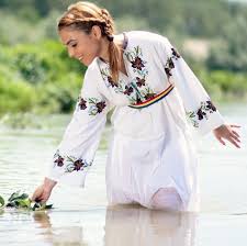 Există o simplitate în ea și, de asemenea, atracția proaspătă o ținută de zi sau una de seară pot avea o ie traditionala dama. Ie RomaneascÄƒ Obor21 Fashion Women Kimono Top