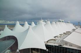 Der flughafen denver (den) gehört flächenmäßig zu den größten flughäfen der welt. Passagierterminal Des Denver International Airport Denver 1994 Structurae