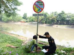 Gambar tong sampah kartun merupakan sesuatu yang penting untuk membuat perhatian seseorang atau bahkan anak anak terhadap tong sampah namun saat ditengah perjalanan ia mendadak dipanggil seorang warga dari arah depan ruko dengan suara lantang. 15 Trend Terbaru Gambar Kartun Buang Sampah Ke Sungai Lorellalily Blog