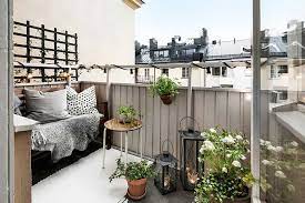 Meski sederhana, namun ada sentuhan untuk mempercantik rumah terutama pada bagian pagar dan balkon. Menarik Inilah 10 Desain Balkon Minimalis Yang Buat Rumahmu Lebi