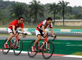 Hat der alonso nicht genug geld für eine ordentliche sonnenbrille?? Alberto Contador Zum Alonso Rennstall Rennrad News De