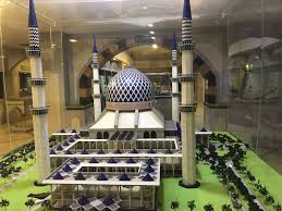 Artifacts pertaining to the state of selangor, history, clture and natural history, the selangor sultanate, sports and arts. Sultan Alam Shah Museum