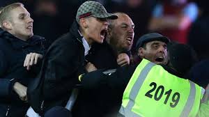 Il film hooligans, diretto nel 2005 da lexi alexander e interpretato da elijah wood, racconta la storia di un gruppo di tifosi violenti del west ham. Fa Probes Violence At West Ham As 200 Hooligans Face Ban