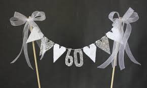 60 Jahre Verheiratet Wahlen Sie Das Beste Geschenk Fur Ihre Diamanthochzeit Dekorationsideen Geschenke Zur Goldenen Hochzeit Diamantene Hochzeit Hochzeitstag Geschenk