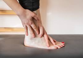 Stopa cukrzycowa jest stanem patologicznym, w którym dochodzi do zmiany obwodowego układu nerwowego, krążenia tętniczego i mikrokrążenia, w wyniku czego dochodzi do zniszczenia głębokich tkanek kończyny wraz z tworzeniem zgorzeli i owrzodzeń troficznych. Stopa Cukrzycowa Jak Leczyc W Komorze Hiperbarycznej