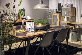 If you can afford $300 for a farmhouse table, this free plan is ideal for you. 15 Ways To Bring Rustic Warmth To The Modern Dining Room Modern Rustic Dining Table Modern Dining Room Modern Dining Room Tables
