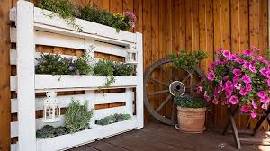 Hol Dir Den Garten Auf Den Balkon Oder Die Terrasse Mit Einer Alten Palette Baust Du Im Handumdrehen Ein Stylisches Pflanze In 2020 Palette Alte Paletten Diy Paletten