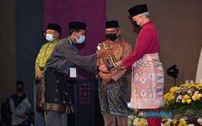 To view this page ensure that adobe flash player version 10.0.0 or greater is installed. Penyampaian Hadiah In English