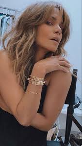 HALLE BERRY STYLE . ELEGANT