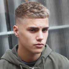 Yoğun sakal görünümü yuvarlak yüz hattını gizleyeceği için saç kesimin daha belirgin olacaktır. Yuz Sekline Gore En Iyi Erkek Sac Modelleri 2021