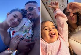 Fora da Copa, Gabriel Jesus curte viagem com esposa e filhos; vídeos