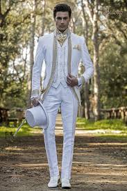 Nein, du musst dir nicht noch einen bart wachsen lassen, um es absolut perfekt. Barock Anzug Hochzeit In Weissem Blumenbrokat Mit Strass Posamenten Ottavio Nuccio Gala