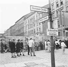 Weit mehr als 600 menschen wurden von grenzsoldaten der ddr erschossen oder starben bei fluchtversuchen; Lemo Kapitel Mauerbau