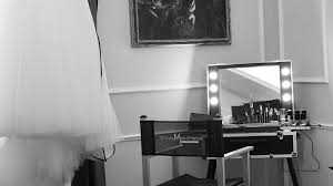 Why Get A Makeup Station With Lights 5 Good Reasons