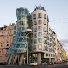 Das tanzende haus ruht auf einer betonplatte, die durch eine große anzahl von betonpfeilern stabilisiert und gestützt wird. Klm Travel Guide Stylish Dining In The Dancing House