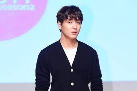 He is the lead guitarist, keyboardist, lyricist and composer of the fnc entertainment's band, ft island. Choi Jong Hoon Addresses His Controversy In Letter Of Apology Soompi