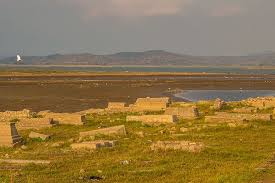 Asal usul waduk gajah mungkur tersebut dikerjakan secara swakelola dengan konsultan dari nippon koei co, ltd jepang. Waduk Gajah Mungkur Surut Makam Hingga Jembatan Lawas Muncul Kembali Halaman All Kompas Com