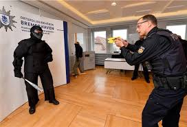 Diskussion um polizeigewalt | wdr aktuell. Bremerhaven Polizei Hat Taser Jetzt Im Einsatz