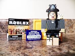 V Yriss Roblox Gold Box Series 1 Toy 3 Figures Play Robot Unused Code Jazwares Roblox Toy Figures Toys