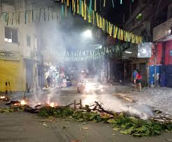 Moradores protestam no Arenoso após ação policial deixar homem morto e mulher ferida