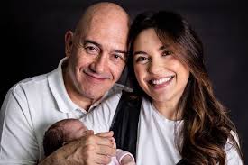 Nas cerimónias fúnebres apareceram centenas de pessoas para se despedirem da atriz, mas houve duas ausências notórias. Como E Ser Pai Aos 56 Anos Jose Raposo Revela Detalhes Sobre A Paternidade