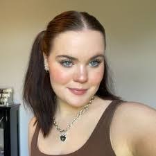 Lindsay Reeves's Instagram, Twitter & Facebook