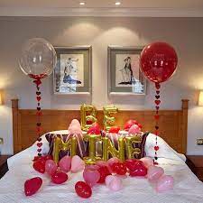 Work with what you have and let inspiration come your way. Saint Valentin Les 7 Lieux A Decorer Absolument Valentines Bedroom Valentine Bedroom Decor Valentines Balloons
