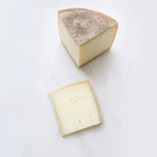 Fromage D Estive Des Pyrenees Basques Tomme Confiture De Cerises Noires Brebis