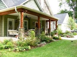 Des Colonnes Design Pour Une Maison De Style Front Porch Design Modern Front Porches Front Porch Decorating