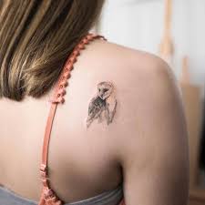 Spectacular Small Shoulder Tattoo Designs Professional Tattoo Designs For Girls Ladies Small Shoulder Tattoos Tattoo Ideas For Shoulder Girl Shoulder Tattoo Girl Small Falling Feathers Tattoo Small Tattoos For Shoulder In 2020