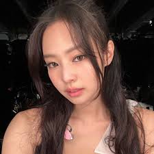 A Step-by-Step Guide to Blackpink Star Jennie's Signature Makeup Look