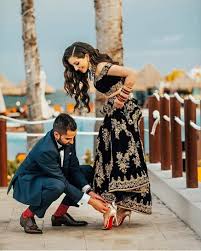 40 Couple Goals Pics Bucket List For 2020 That Ll Make You Believe In Fairy Tales Hike N Dip Wedding Photoshoot Poses Indian Wedding Photography Pre Wedding Photoshoot Outdoor