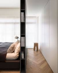 È quasi sempre inevitabile, lo sguardo in questa stanza punta verso la parete dietro al letto.per questo motivo, il consiglio per chi vuole una camera da letto vintage è di non trascurare questo spazio e occuparlo con un elemento caratterizzante. 18 Idee Per Creare Una Cabina Armadio Dietro Al Letto Mondodesign It Idee Per Piccole Camere Da Letto Design Della Camera Da Letto Interni Camera Da Letto