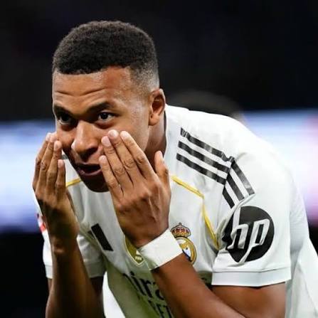 🥲WHAT A BEAUTIFUL GESTURE FROM MBAPPÉ 🤍🥺 A fan ran onto the pitch hoping  for just one thing: a photo with Kylian Mbappé… but security stopped him.  Mbappé saw what happened, stepped