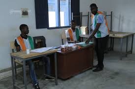 Dans les bureaux de vote électronique, les portes se refermeront à 16h00. Elections Locales Avant L Ouverture Des Bureaux De Vote Les Superviseurs Galvanisent Les Representants Des Candidats Abidjan Net