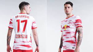 Die rb leipzig trikots 2020 verkaufen sich seit dem rasanten aufstieg aus der oberliga nordost sehr gut und die zögere also nicht und bestelle dir noch heute das neue rb leipzig trikot preise vergleichen und günstig kaufen bei idealo.de 22 produkte große auswahl an marken bewertungen & testberichte. Sei Du Selbst Sei Mutig Rb Leipzig Greift Im Pokalfinale Mit Neuen Trikots An Sportbuzzer De