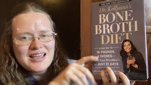 Dr. Kellyann's Bone Broth Diet: Lose Up to 15 Pounds, 4 Inches-and Your  Wrinkles!-in Just 21 Days: Petrucci MS ND, Kellyann, Virgin, JJ:  9781635650259: Amazon.com: Books
