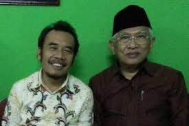Dia mengawali kariernya sebagai wartawan di harian umum suara merdeka semarang, jawa tengah. Unj5qsq1ispuhm