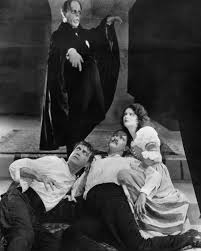 Eric, un hombre con voz de ángel y rostro desfigurado, vive oculto en los sótanos de la ópera de parís. Lon Chaney As The Phantom Of The Opera 1925 El Fantasma De La Opera Peliculas De Terror Cine