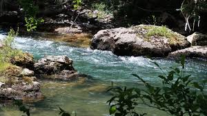 Une annexe comprend une presentation de la carte geomorphologique, des resultats d'analyses chimiques des eaux ainsi qu'un bilan des experiences de coloration a la fluoresceine et un inventaire speleologique et hydrogeologique. Weekend En Aveyron Des Gorges De La Dourbie Au Causse Du Larzac Une Vie En Vrai
