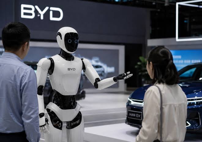 BYD представила человекоподобного робота Xiao Di для работы с клиентами в  её автосалонах