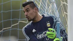 El reemplazo de romero, será el arquero de tigres de méxico, nahuel guzmán, del cual se hablo mucho tras su no convocatoria desde un inicio, es mas el padre del arquero argentino tuvo fuertes palabras hacia sampaoli por no convocar a su hijo, pero al final el portero será llamado para el mundial. Manchester United Sergio Romero Obligado A Demoler Un Parque Infantil De 23 Mil Euros Que Hizo En Su Casa Nczd Deporte Total El Comercio Peru