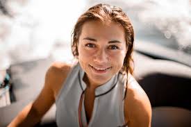 Donna Felice Che Cavalca Con L'onda Seduta Sul Surf E Mostra Un Gesto Di  Mano Immagine Stock