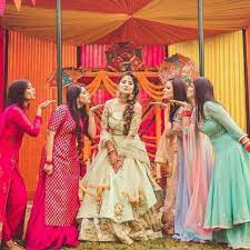 Beautiful Bride With Her Bridesmaids Indian Wedding Photography Poses Bridal Photography Poses Wedding Photos Poses