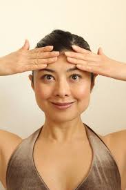 まぶたたるみに効くストレッチ 目を大きくする顔ヨガ体操法 顔ヨガ 目を大きく 顔