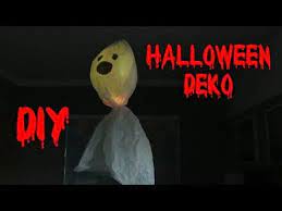 Halloween fordert jedes jahr wieder einiges an fantasie von uns. Diy Leuchtendes Schwebendes Gespenst Aus Plastiktute Selber Basteln Einfache Halloween Deko Machen Youtube Halloween Deko Selber Basteln Basteln